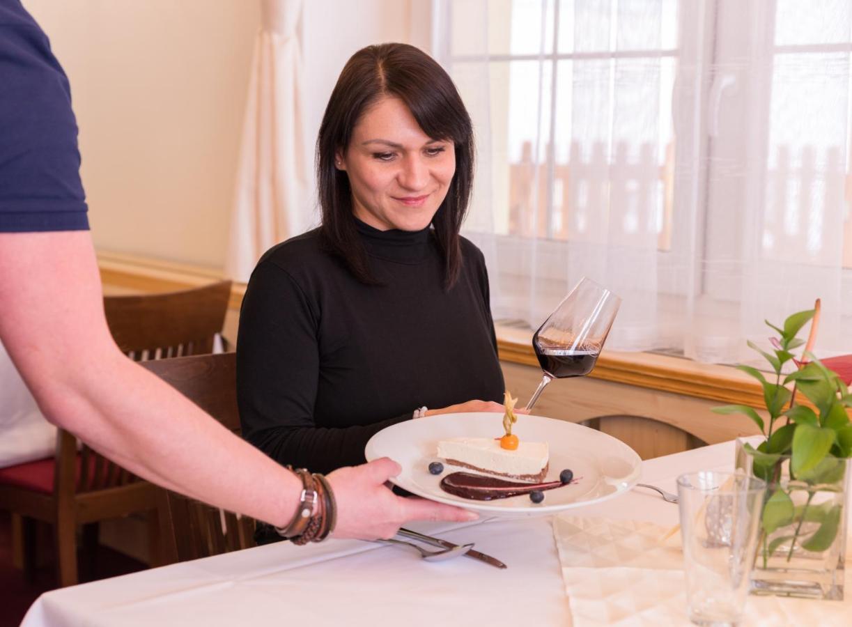 Wellness Hotel Iris Pavlov Eksteriør bilde