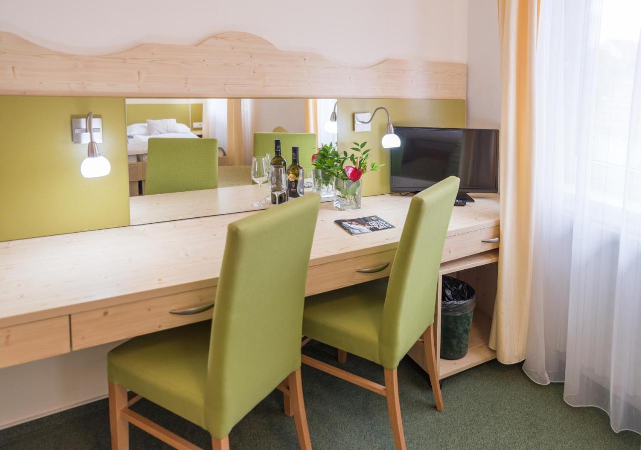 Wellness Hotel Iris Pavlov Eksteriør bilde