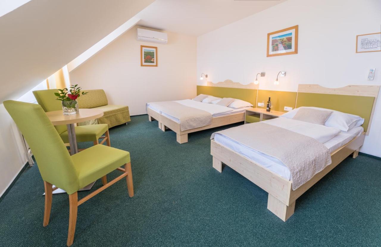 Wellness Hotel Iris Pavlov Eksteriør bilde